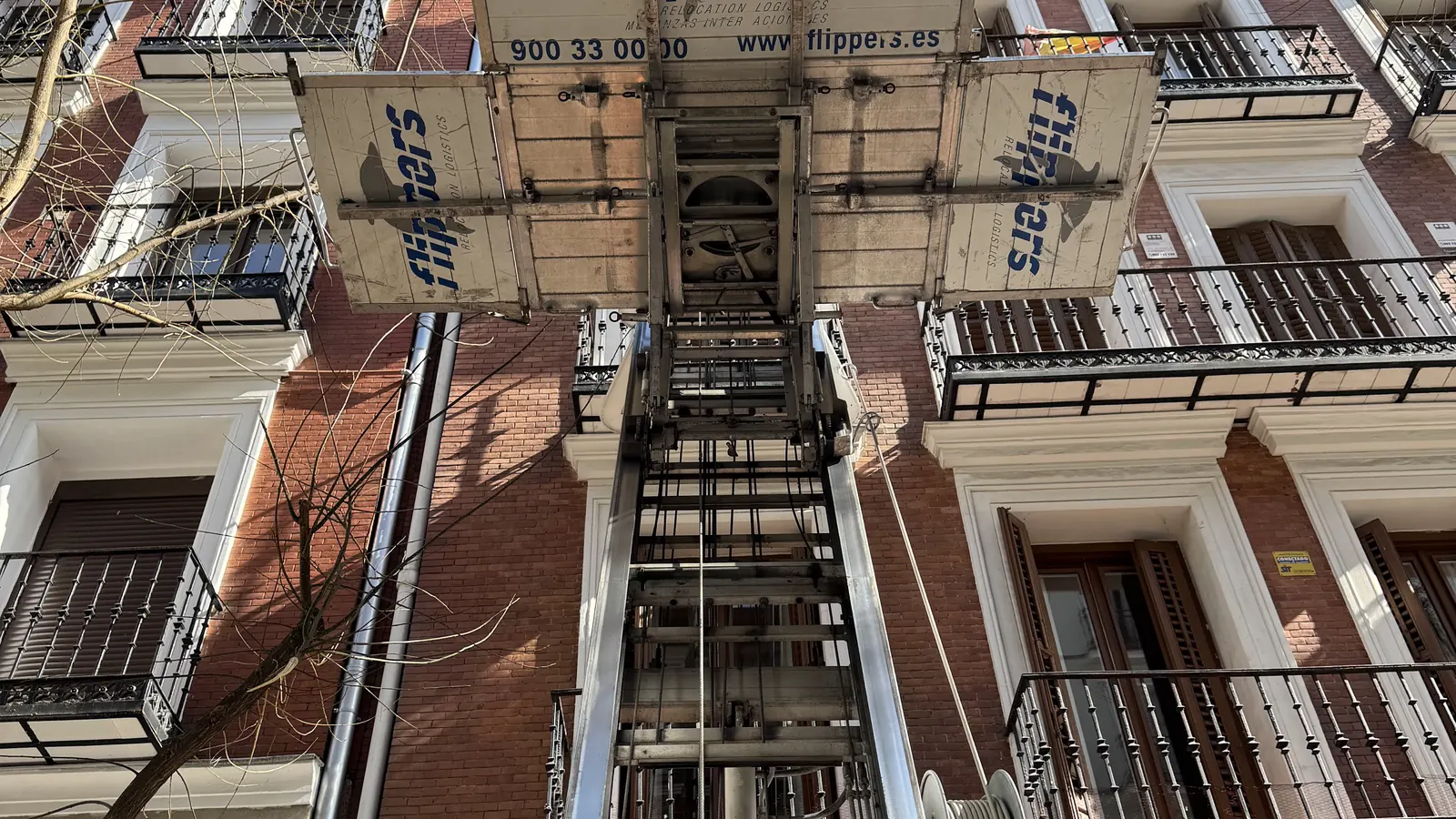 Mudanzas con plataforma elevadora en Barcelona